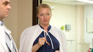 O doctoriţă de renume din Rusia a căzut de la etajul cinci al unei clădiri în timp ce se plângea la telefon despre lipsa de personal şi de echipamente