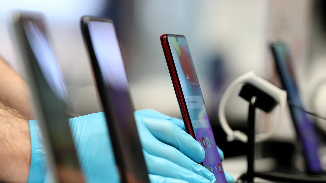 S-au scumpit telefoanele. Unde se plăteşte cel mai mult pentru un smartphone şi ce legătură are tehnologia 5G cu creşterea preţurilor