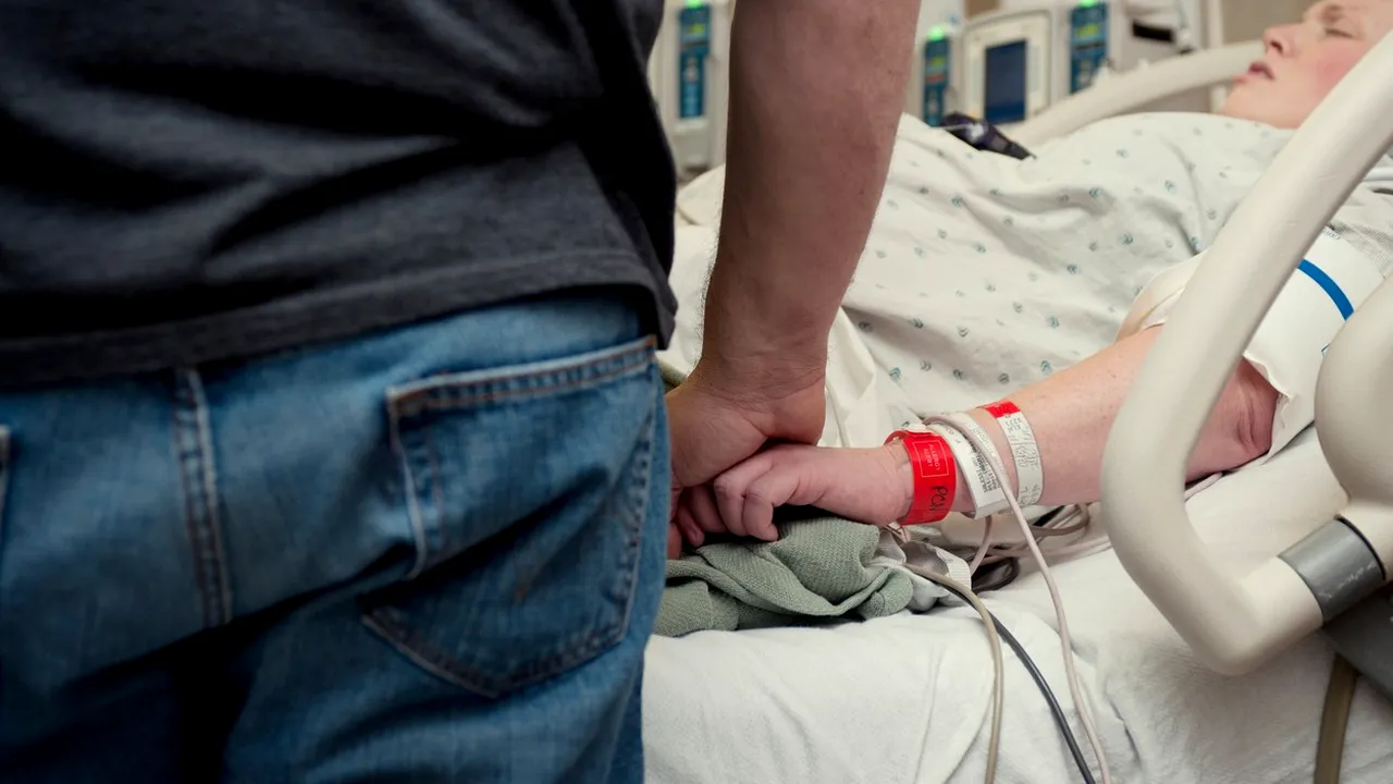 Un bărbat a ascuns simptomele de Covid-19 ca să-şi viziteze soţia la maternitate