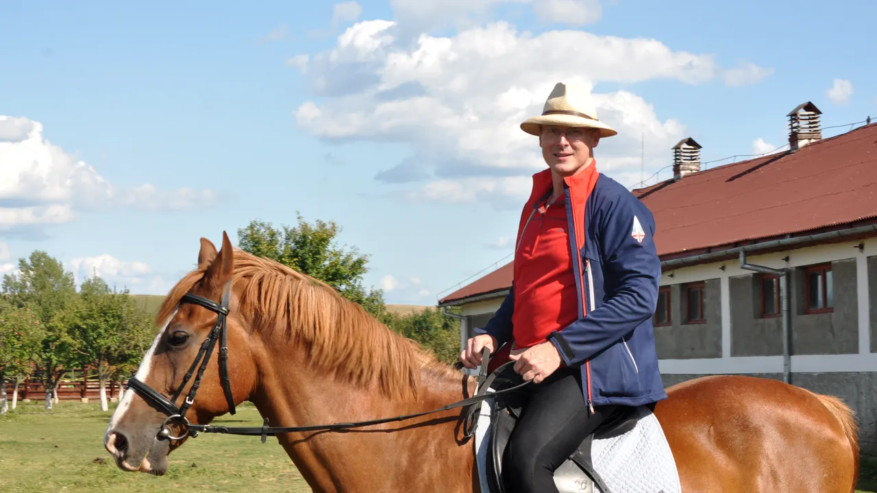 Un avocat britanic străbate călare distanţa Moscova-Sighişoara ca să adune bani pentru paralimpici - FOTO