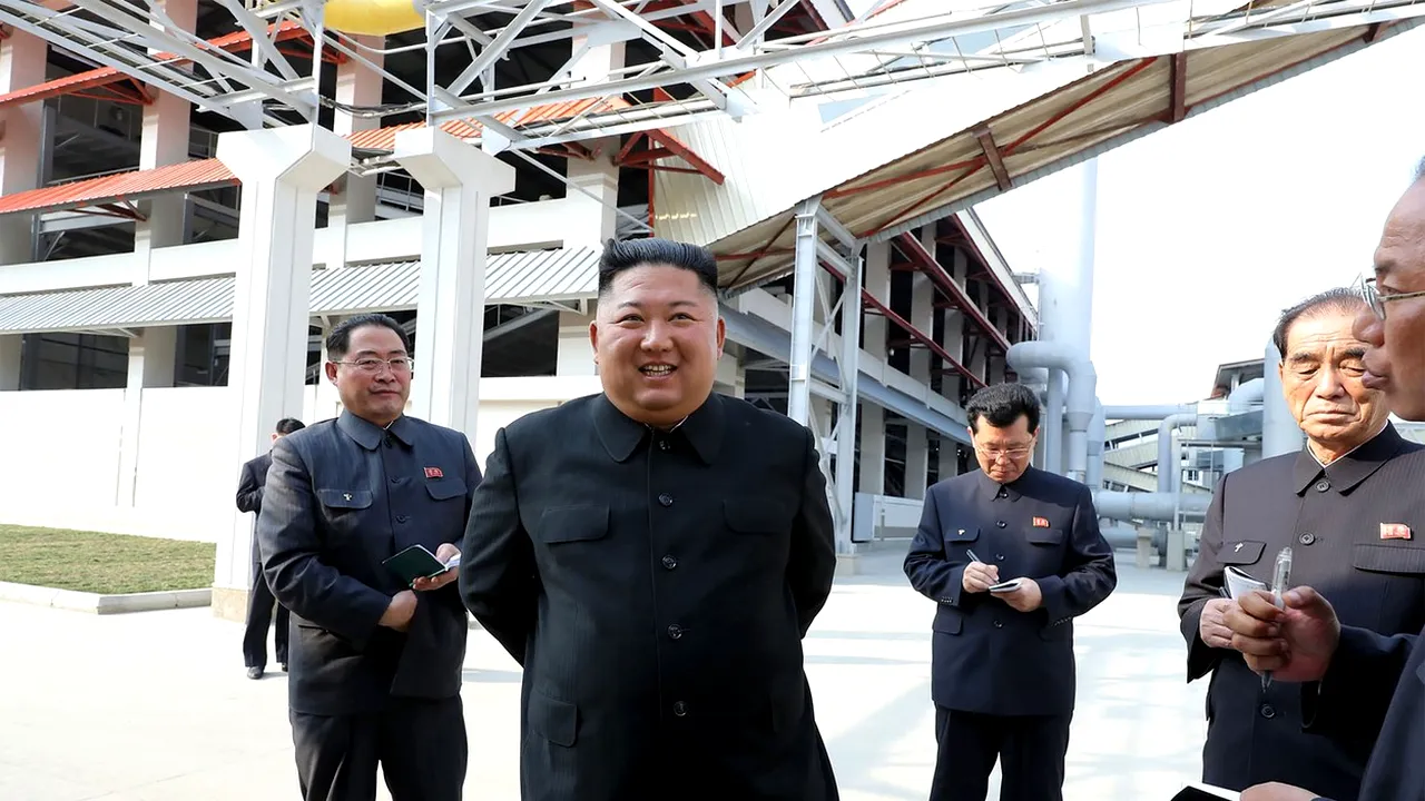 Seamănă, da' nu răsare?! De ce spun unii experţi că în imaginile publicate de nord coreeni ar putea fi doar o sosie a lui Kim Jong Un
