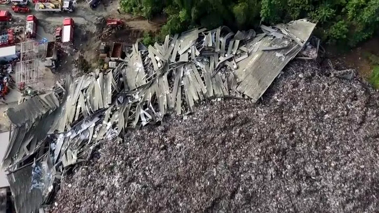 Două persoane au murit și 35 sunt date dispărute după ce prăbușirea unei gropi de gunoi a provocat o avalanșă de deșeuri într-un sat din Filipine