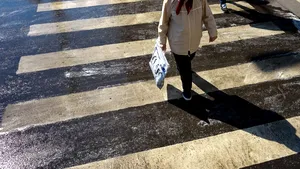 Bătrânii vor putea ieşi din casă şi seara începând de azi. Mesajul preşedintelui Iohannis