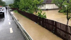 Bilanţ după codul ROŞU de inundaţii: Pompierii au intervenit în sute de gospodării/ Zeci de persoane au fost evacuate