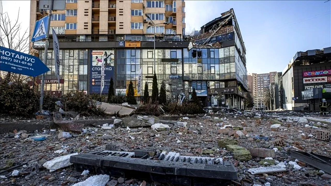 Doi morţi în blocul lovit dimineaţă de o rachetă în Kiev