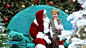 Unde poţi să câştigi bani pe final de an. Se caută Moşi Crăciun, DJ şi casieri la supermarket