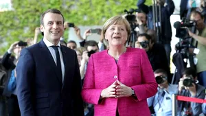 Emmanuel Macron vrea intensificarea relaţiei cu Germania şi aprofundarea integrării europene/ Angela Merkel cere consolidarea zonei euro şi eficientizarea UE