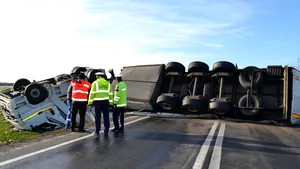 Arad: Traficul pe DN 7, blocat după ce un tir s-a răsturnat - FOTO