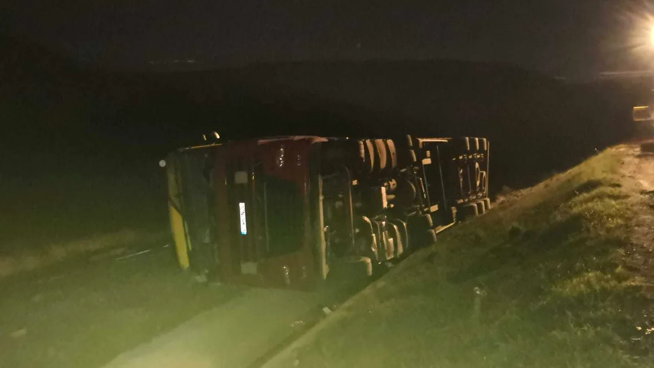 Un TIR care transporta substanţe inflamabile, condus de un şofer BĂUT, s-a răsturnat pe centura Clujului