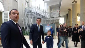 Grindeanu, de mână cu fiul său la aniversarea instituţiei pe care a condus-o înainte de a fi premier