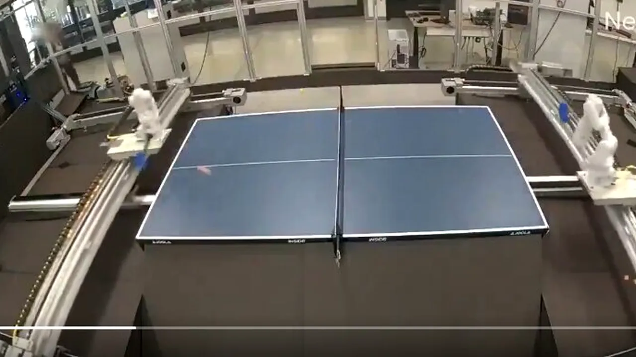 Robotul care bate oameni la tenis de masă surprinde chiar și jucătorii experimentați