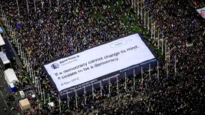 Proteste la Londra: Mii de persoane, în stradă în urma întârzierii ieşirii Marii Britanii din UE: „Ieşire înseamnă ieşire” şi „Nu vom pleca” | VIDEO