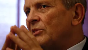 BIO: Theodor Stolojan, premierul cunoscut pentru naţionalizarea valutei şi recapitalizarea băncilor