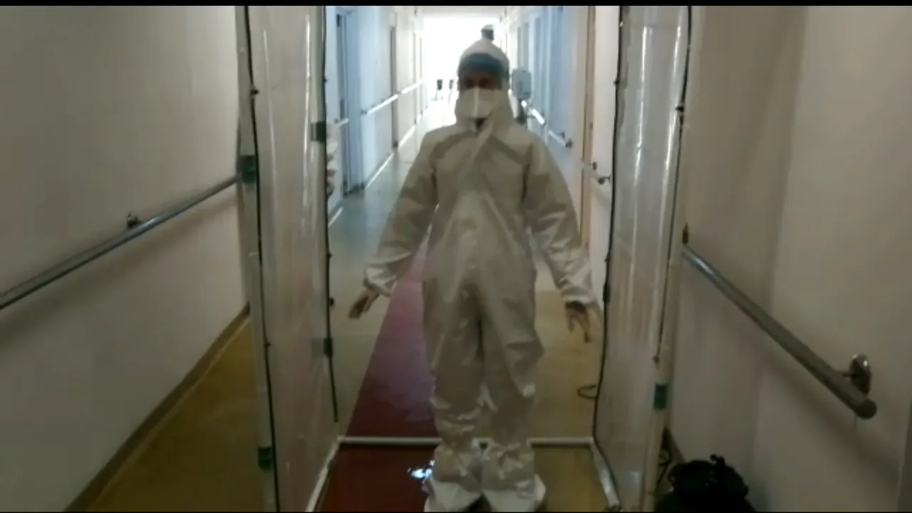 „Poartă de dezinfectare” pentru medicii craioveni, construită cu bani strânşi din donaţii 