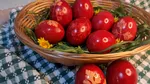 Cum se vopsesc ouăle de Paște natural: Trucuri cu coji de ceapă, sfeclă sau varză roșie