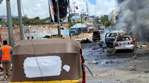Atac sinucigaş asupra unui convoi guvernamental, în capitala Somaliei, lângă palatul prezidenţial. Cel puţin 8 oameni au murit