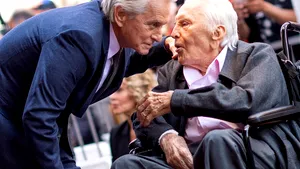 Kirk Douglas a împlinit 103 ani, devenind astfel cel mai longeviv actor din istorie. Cum şi-a sărbătorit aniversarea