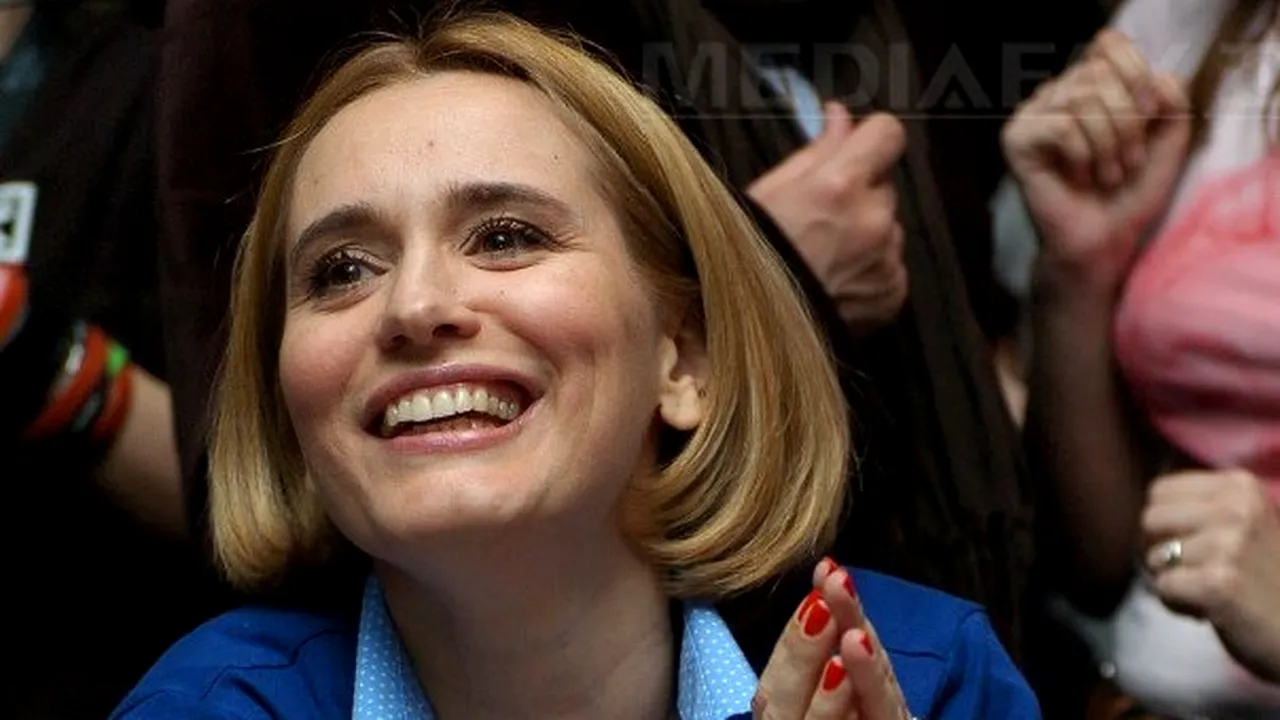 Andreea Esca: Pe fiica mea nu o las să aibă mobil şi nici să-şi cumpere haine exorbitant de scumpe! - VIDEO
