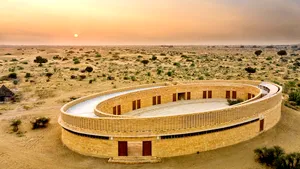FOTO Şcoala ecologică din gresie, un spaţiu de învăţare confortabil în deşertul indian