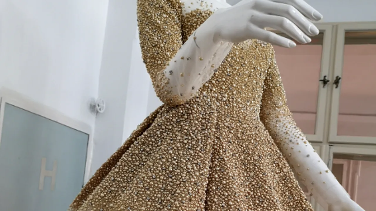 Apariţie SPECTACULOASĂ pentru orice mireasă: O rochie unicat, care cântăreşte 10 kilograme, a fost brodată manual cu mii de perle | FOTO