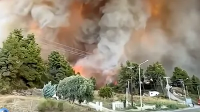 NEWS ALERT Alertă pentru românii din Grecia: Incendiul din Halkidiki, peninsula Kassandra, este foarte puternic. Se fac evacuări de pe plajă