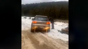 Şapte turişti au rămas blocaţi cu maşinile în zăpadă pe un drum forestier din Cluj