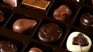 STUDIU: Bărbaţii care oferă unei femei o cutie cu ciocolată au 41% şanse să o cucerească 