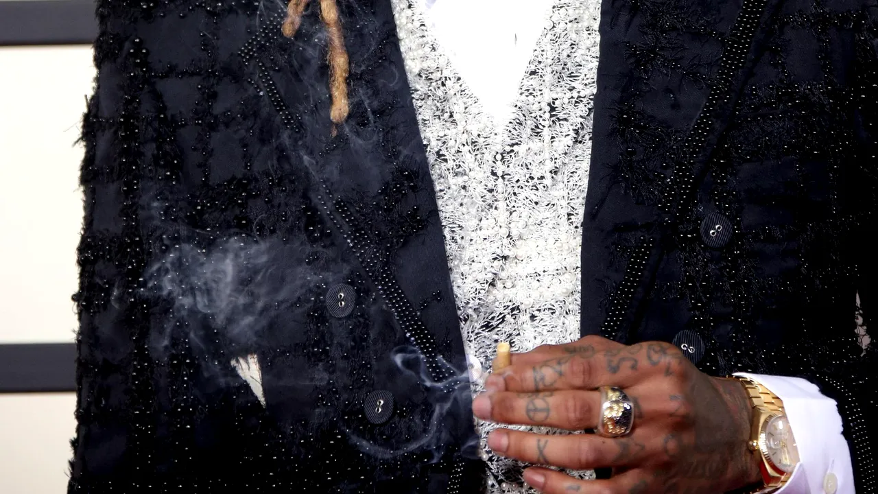 Rapperul Wiz Khalifa, luat de poliţişti de la festivalul din Costineşti deoarece a fumat canabis pe scenă