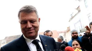 Klaus Iohannis a ajuns acasă, la Sibiu: Abia aştept să-mi văd soţia - FOTO
