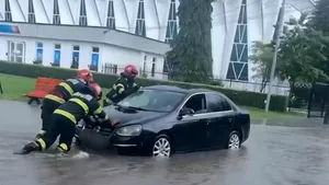 SOCIAL Ploi puternice în Moldova. Sediul Poliției Vaslui a fost inundat