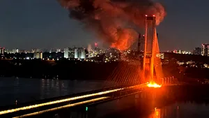 Rusia atacă pentru a patra oară un pod-cheie din Kiev. Circulația, complet oprită