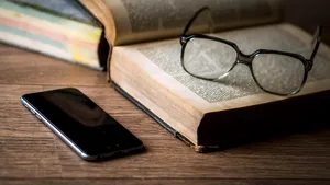 Un scriitor francez denunță plagiatul generat de inteligența artificială. O carte cu numele său nu a fost scrisă de el