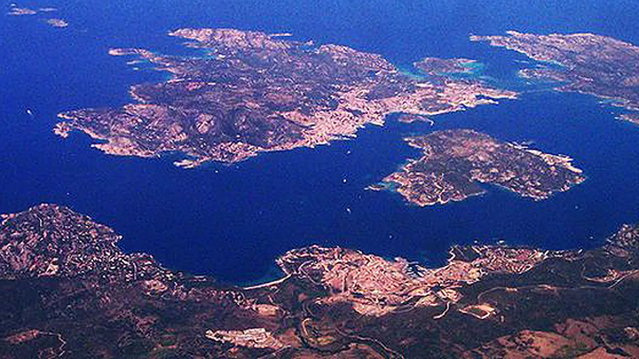 O insulă din apropiere de Sardinia a fost vândută cu 90.000 de euro