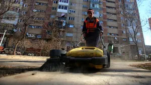 Curăţenie de primăvară în Capitală: Oprescu vrea gropi astupate şi trotuare spălate