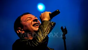 Membrii formaţiei Proconsul, implicaţi într-un accident la Suceava. Maşina s-a răsturnat