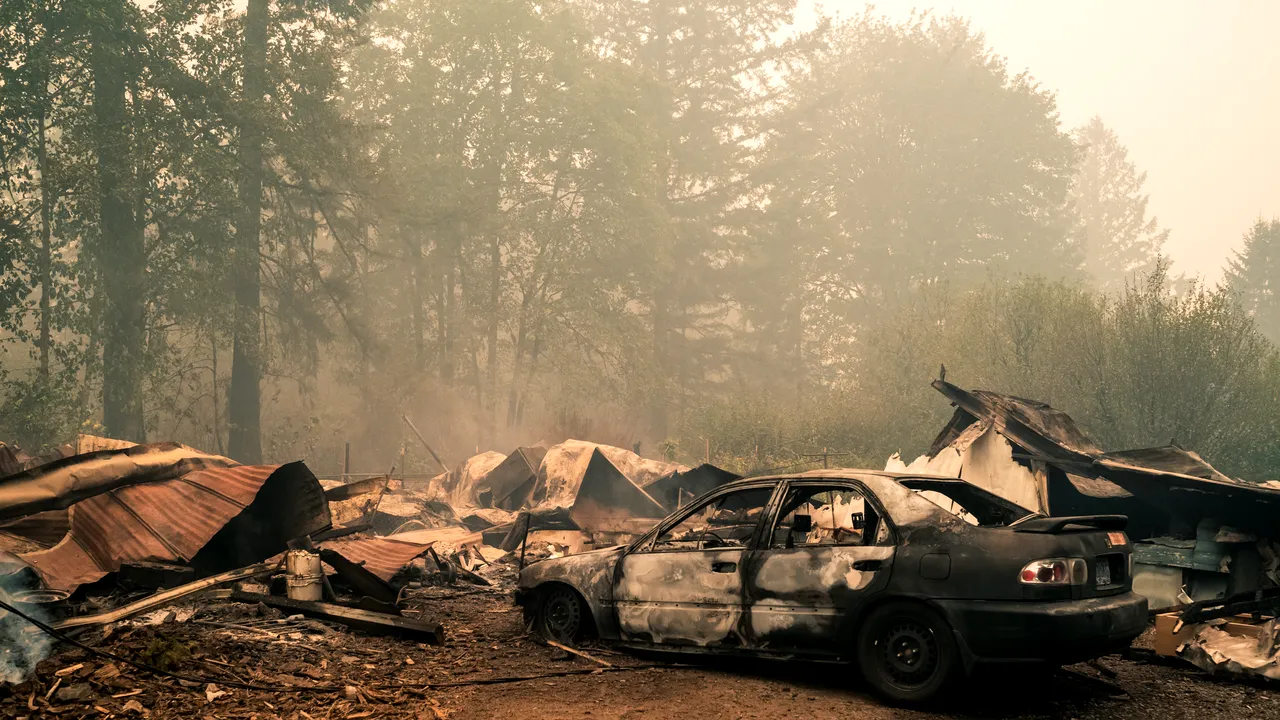 Incendiile de vegetaţie au cuprins statul Oregon din SUA. Un băieţel de 13 ani a fost descoperit fără viaţă într-o maşină alături de un câine pe care-l ţinea în braţe
