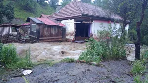 Furtună în Harghita | Aproape 6.000 de familii, fără energie electrică. Zeci de gospodării, inundate