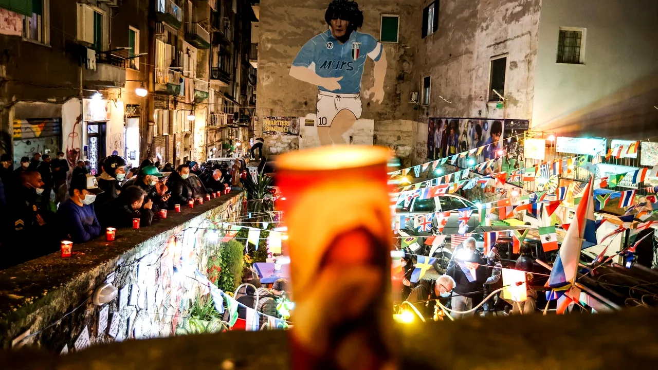 Fanii din Napoli au transmis un ultim salut lui Diego Maradona. Cum şi-au luat rămas bun