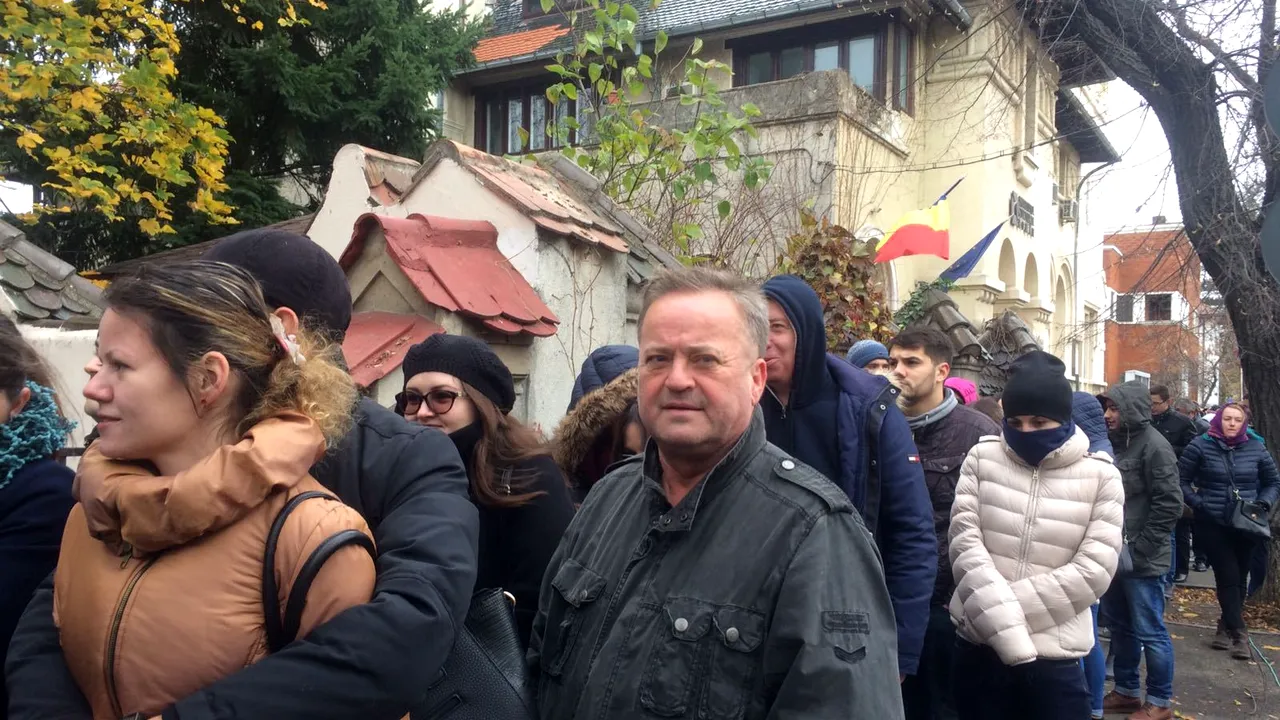 REPORTAJ. Coadă la vot la Ambasada Republicii Moldova din Bucureşti: O susţinem pe Maia Sandu, vrem în UE/ Sute de moldoveni au votat în Timişoara şi Suceava - GALERIE FOTO
