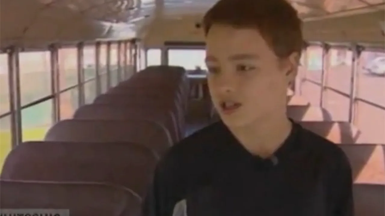 EROU LA 13 ANI: Cum şi-a salvat un adolescent colegii de şcoală după ce şoferului autobuzului în care se aflau i s-a făcut rău - VIDEO