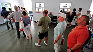 Cozi şi drumuri inutile pentru a da bani la pensie şi şomaj, din cauza regulilor neclare