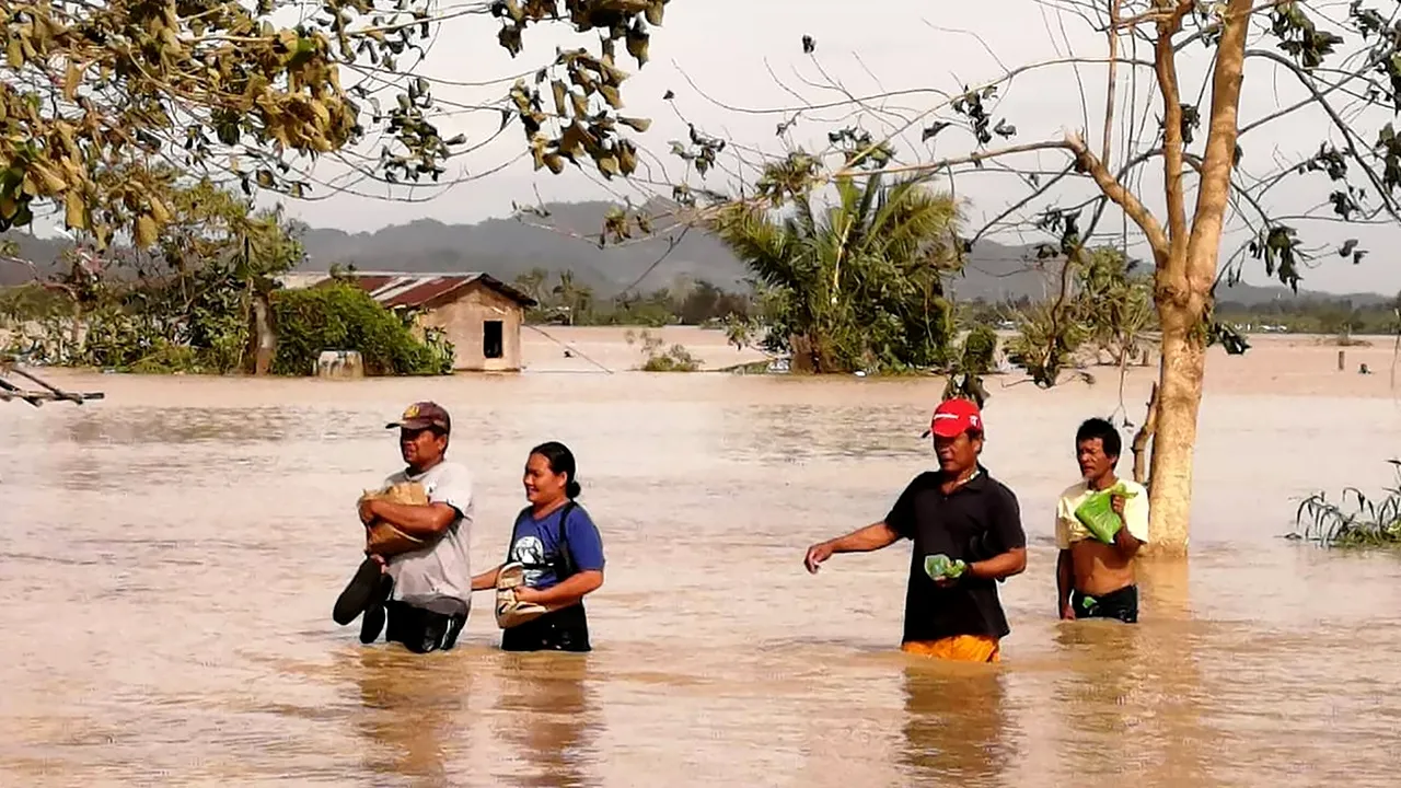 Taifunul Phanfone a făcut 16 morţi de Crăciun în Filipine. Vânt de 120 de km pe oră, ploi torenţiale şi inundaţii. FOTO
