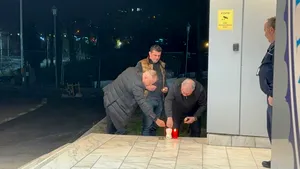 Se aprind candele în fața Spitalului Universitar de Urgență din București