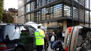 Accident în care a fost implicată o maşină SPP în Capitală: O femeie, rănită grav după ce a fost lovită pe trotuar - FOTO