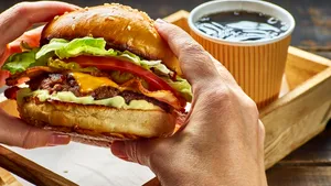 Analiză: 30.000 de angajaţi ai restaurantelor şi-ar putea pierde locul de muncă