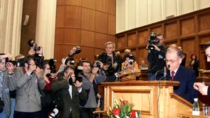 MEDIAFAX 35. 2000 - Finală prezidențială cu emoții: Corneliu Vadim Tudor ajunge în turul al doilea, dar Ion Iliescu revine la Cotroceni