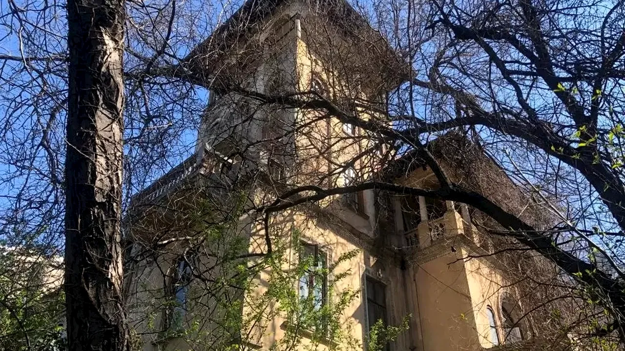 Casa părăsită de la intrarea în parcul Cişmigiu: din exterior arată minunat, înăuntru e vai şi amar