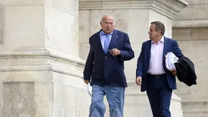 Dosarul ICA: Voiculescu a cerut recuzarea completului, solicitarea a fost respinsă. Avocatul său a cerut audierea lui Traian Băsescu, cerere, de asemenea, respinsă. Dezbaterile vor fi reluate marţi, la 10.00