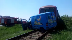 Şoferul unui microbuz, în stare gravă după ce a fost lovit de trenul Timişoara-Nerău - GALERIE FOTO