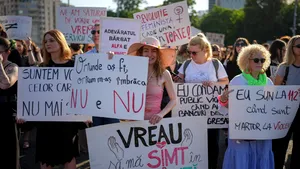 GALERIE FOTO Câteva mii de persoane participă la protestul din Piața Victoriei împotriva violenței de gen